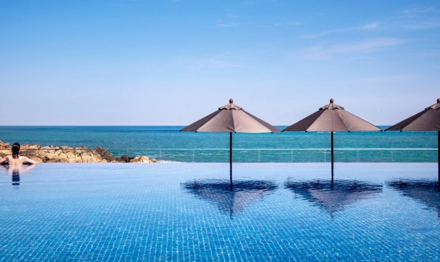 面向大海的室外游泳池